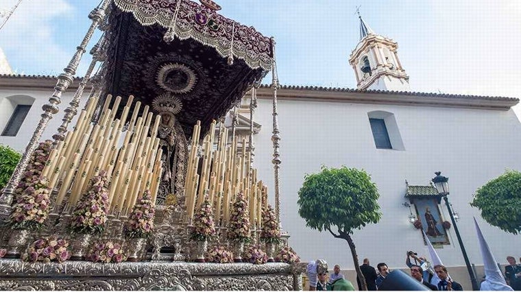 Nuestra Madre y Señora de los Dolores, en la salida de su templo, la Iglesia de la Concepción