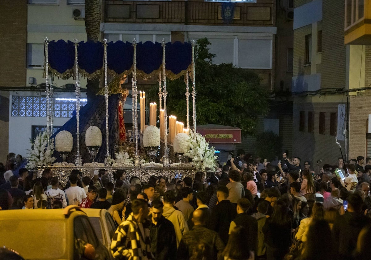 Nuestra Señora de los Dolores, rodeada de fieles