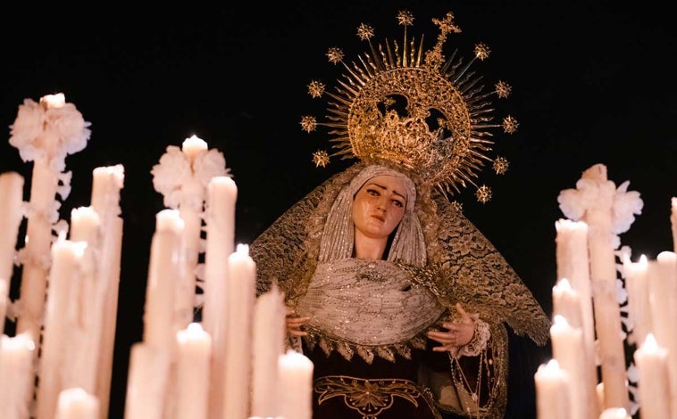 Imagen principal - Huelva vive con intensidad el Viernes de Dolores, pórtico de su Semana Santa