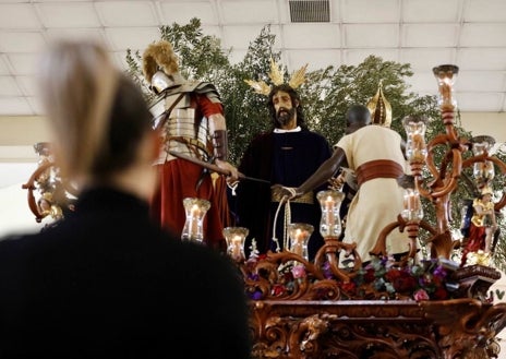 Imagen secundaria 1 - Estampas de tristeza en los templos del Miércoles Santo, que no obstante se llenaron de fieles para ver a sus sagrados titulares