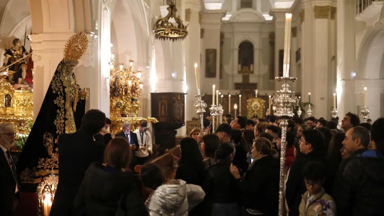 fieles ante las imágenes de Los Judíos en la catedral de la Merced