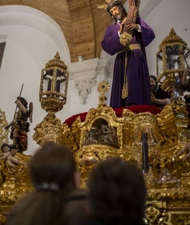 Imagen secundaria 2 - Los titulares de la Hermandad del Nazareno recibieron en su parroquía los rezos y plegarias de todos los hermanos que acudieron a realizar su estación de penitencia en el interior