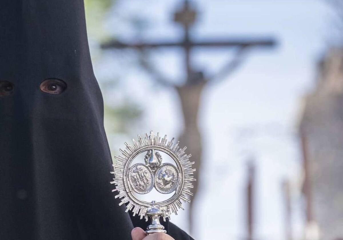 Salida procesional de la Hermandad de Estudiantes en un Martes Santo