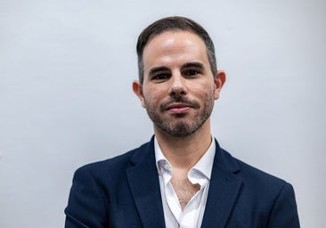 Santiago Rodríguez, autor del cartel de la Semana Santa de Huelva 2025: «Me atrajo esa potencia de la luz del palio de la Esperanza»