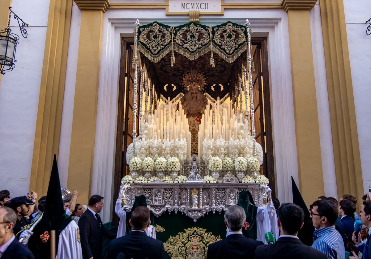 Nuestra Señora de la Esperanza, saliendo de su templo