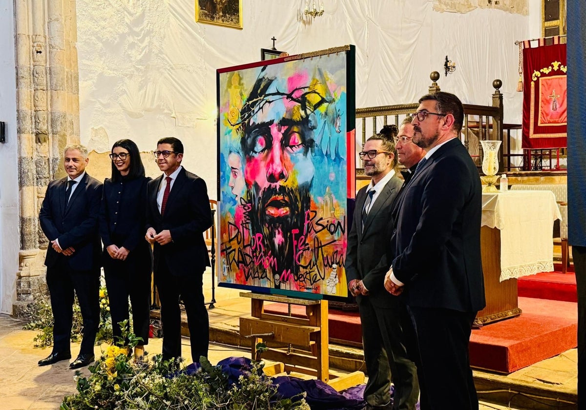 El autor del cartel de la Semana Santa de Ayamonte 2025, Chencho Aguilera, junto a la obra y otras autoridades