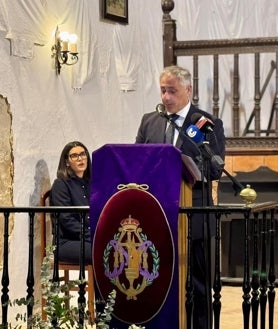 Imagen secundaria 2 - Diferentes momentos del acto de presentación del cartel de la Semana Santa de Ayamonte 2025