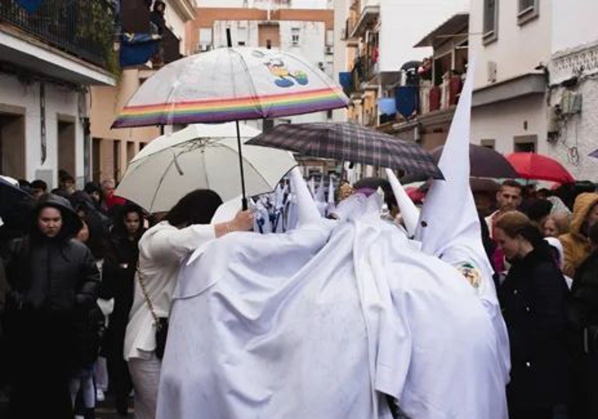 El paso de misterio del Santísimo Cristo de la Lanzada el año pasado en Huelva con lluvia