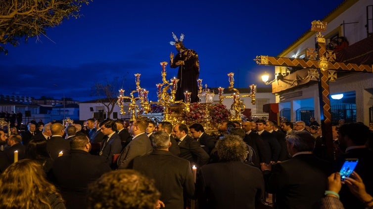 Noche de recogimiento junto al Cristo del Amor en el Vía Crucis de la Semana Santa de Huelva