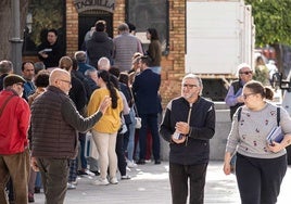 Vuelven a la Casa Colón las tradicionales colas de la Guía de la Semana Santa de Huelva 2025