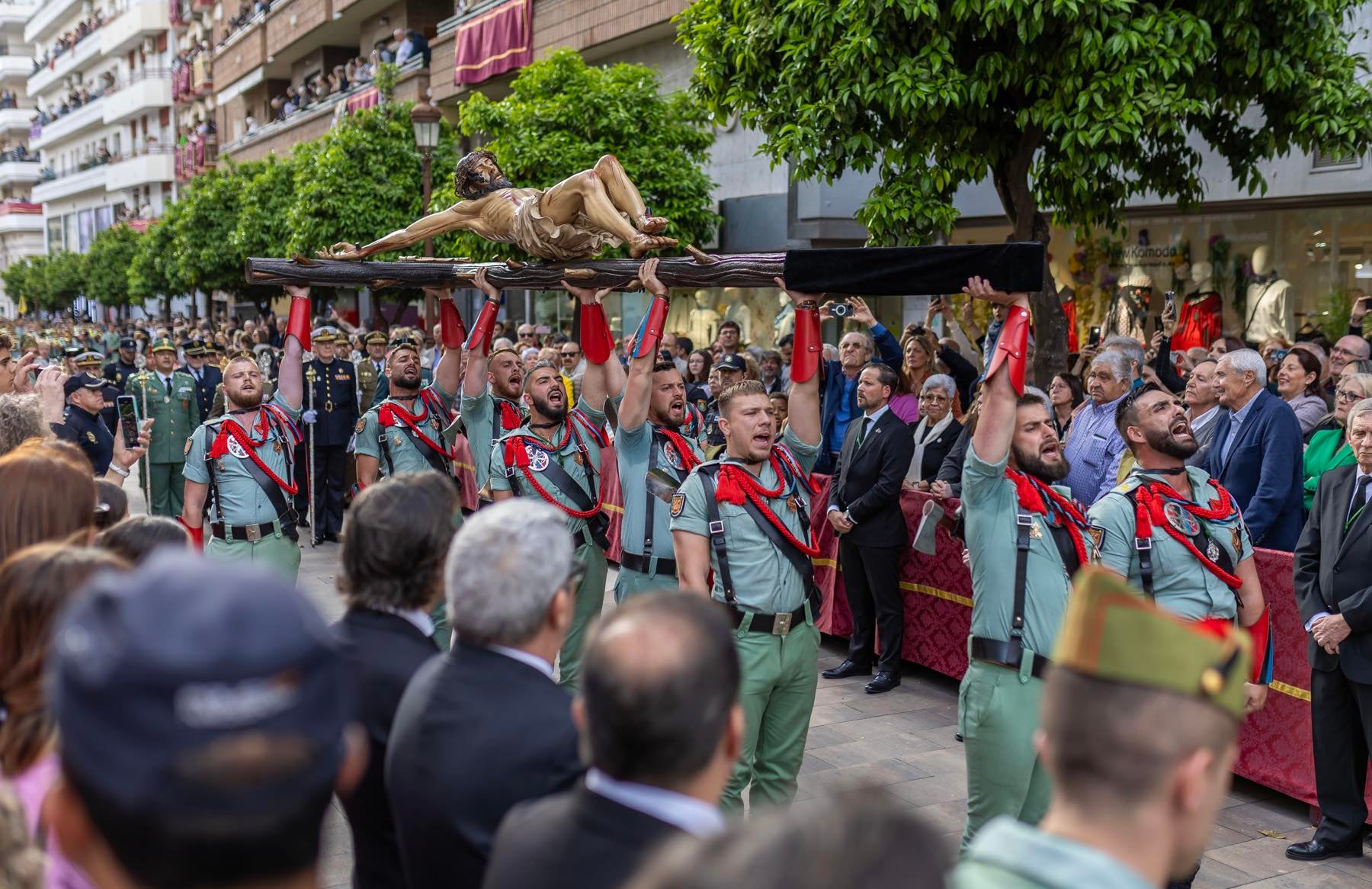 Las imágenes del Sábado de Pasión de la Semana Santa de Huelva 2025