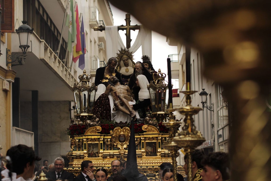Miércoles Santo: La sobriedad de la Hermandad de la Santa Cruz por el centro de Huelva