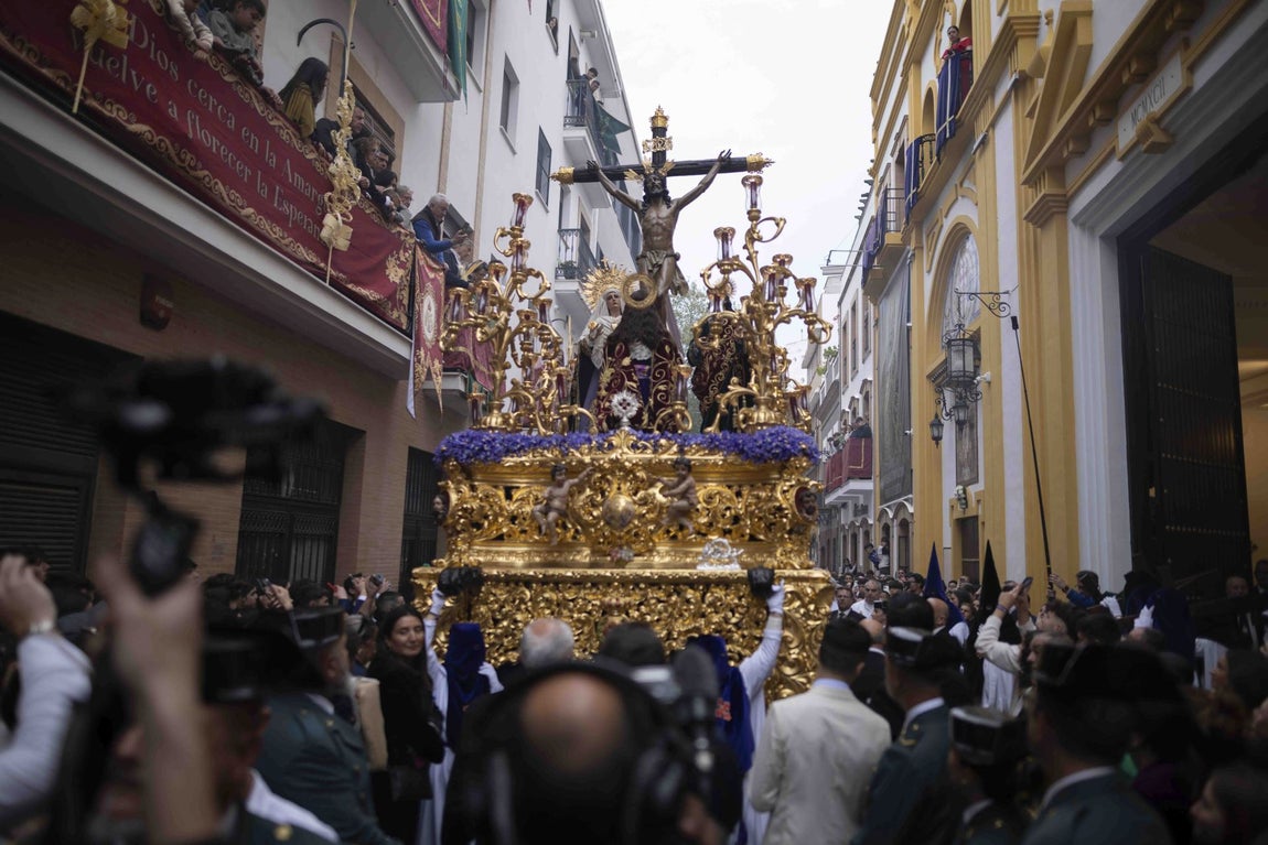 Miércoles Santo en Huelva: Una corona de instantes con La Esperanza