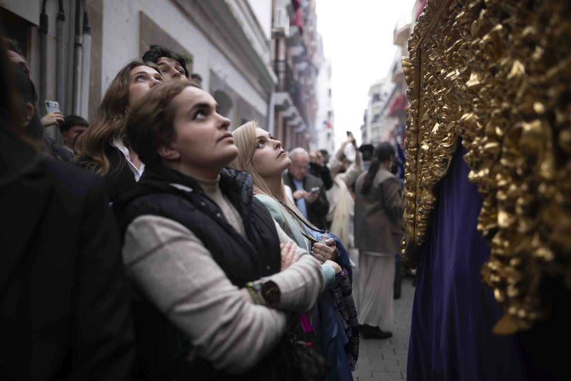 Miércoles Santo en Huelva: Una corona de instantes con La Esperanza