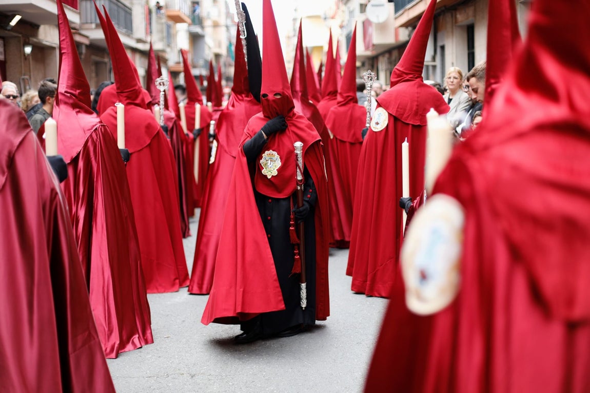 Viernes Santo: La Fe tiñe de burdeos las calles de Huelva