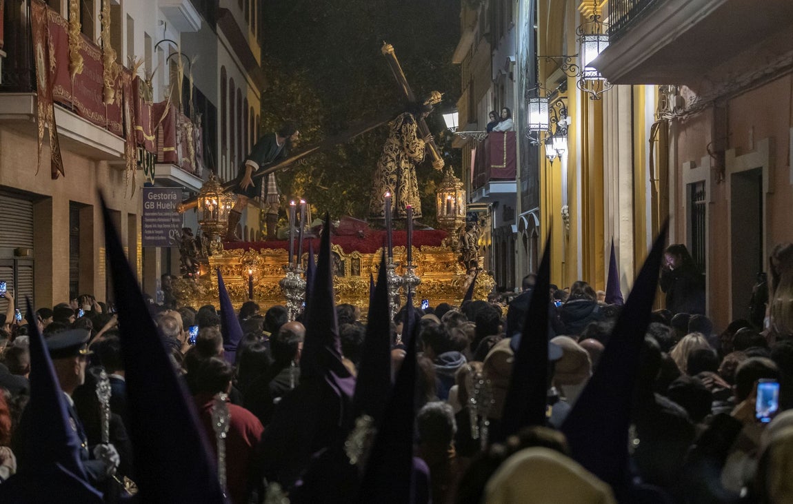 Madrugá de Huelva: Éxtasis de felicidad con el Nazareno y su Madre de la Amargura