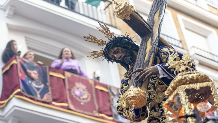 Madrugá de Huelva: Éxtasis de felicidad con el Nazareno y su Madre de la Amargura
