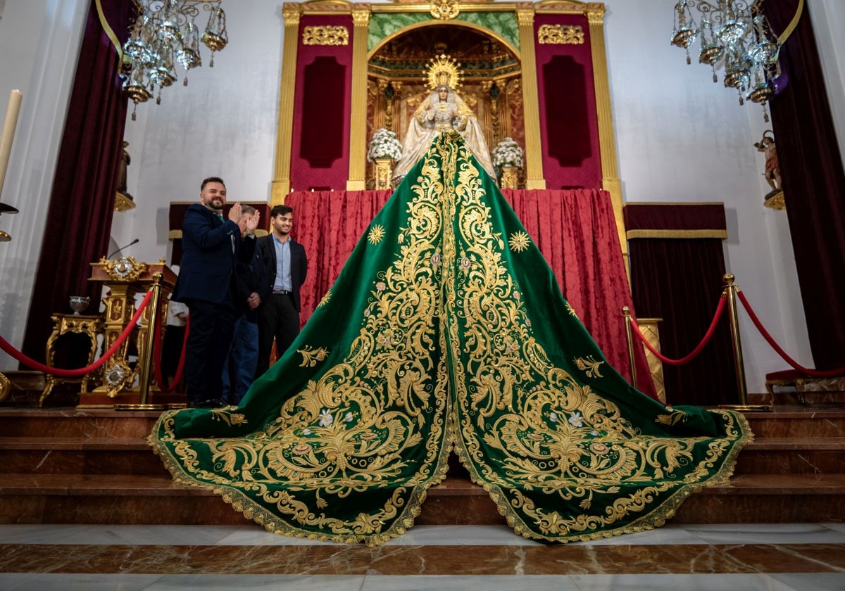 Manto de los Devotos de la Virgen de la Esperanza