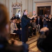 María José Oria en una actuación con alumnas de palillos