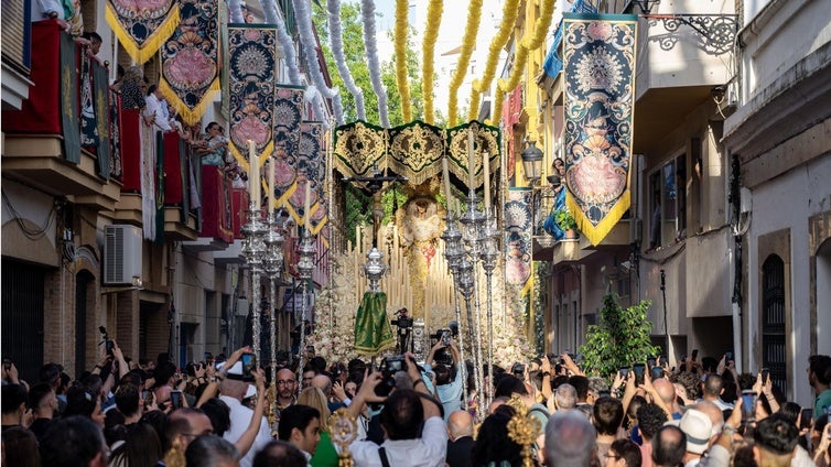 La Esperanza tiñe de verde los corazones onubenses en su procesión extraordinaria
