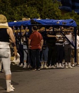Imagen secundaria 2 - El palio de la Virgen de la Amargura en el interior de la Concepción / Ensayo de la cuadrilla de costaleros de la Virgen del Rosario / Ensayo de la Victoria por las calles del Polvorín