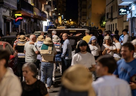 Imagen secundaria 1 - El palio de la Virgen de la Amargura en el interior de la Concepción / Ensayo de la cuadrilla de costaleros de la Virgen del Rosario / Ensayo de la Victoria por las calles del Polvorín