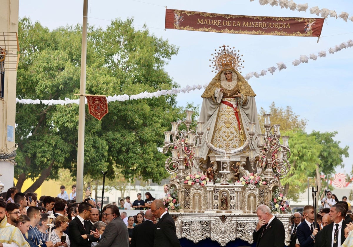 La Virgen de la Salud, en su traslado este sábado