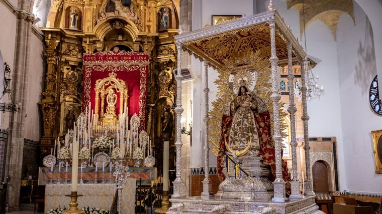 La Cinta y Montemayor presidiendo la parroquia de San Pedro