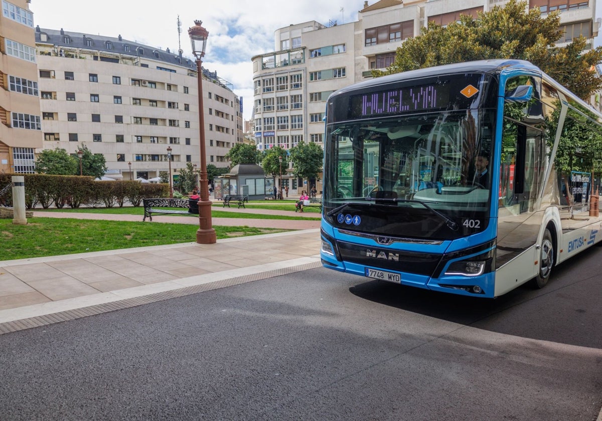 Autobús de Emtusa por el centro de Huelva
