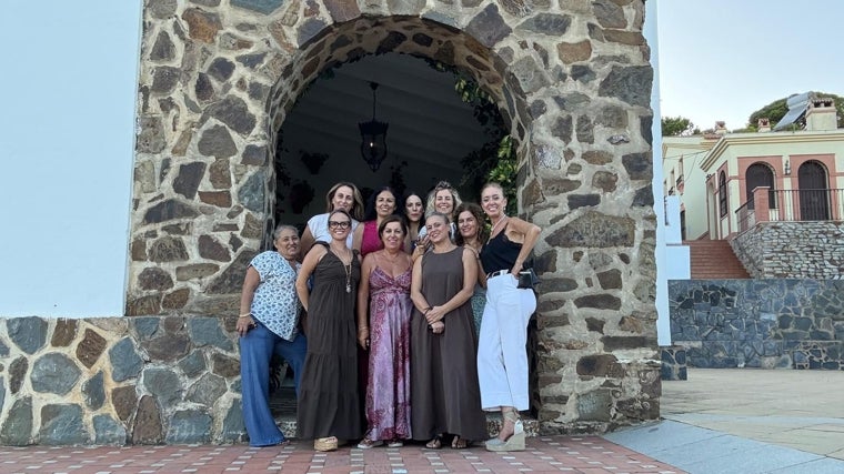 Las alumnas de Lepe, tras su ensayo ante la ermita en el recinto romero de Lepe