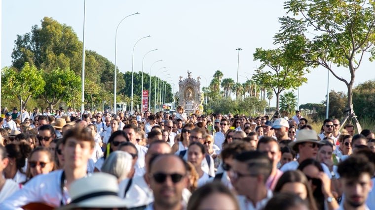 Una marea de peregrinos se desplazó desde La Rábida hasta la Iglesia de La Concepción