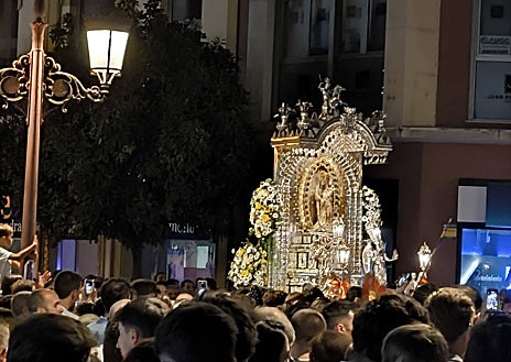 Imagen secundaria 1 - Magna Mariana: Una marea humana acompañó a los Milagros a su llegada a Huelva