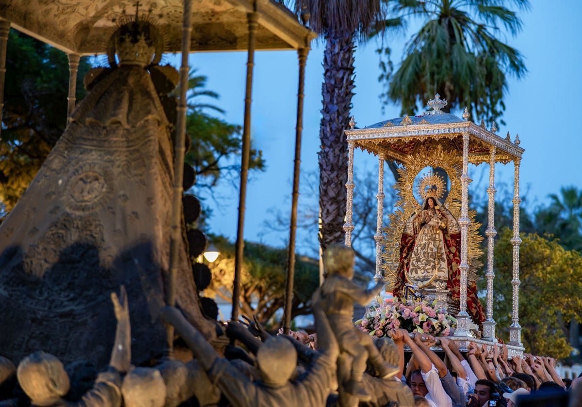 La Virgen de Montemayor ante el monumento a la Virgen del Rocío