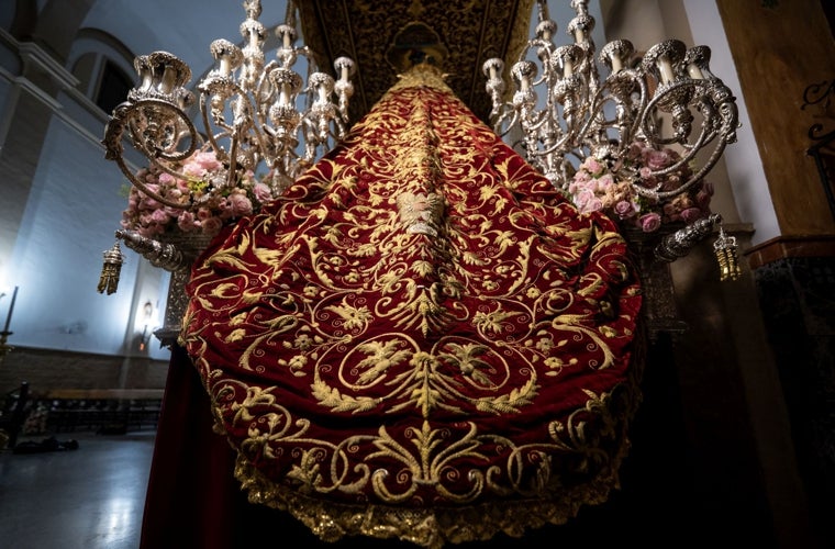 La Virgen procesionará con el manto de la Virgen de los Dolores de la Rinconada