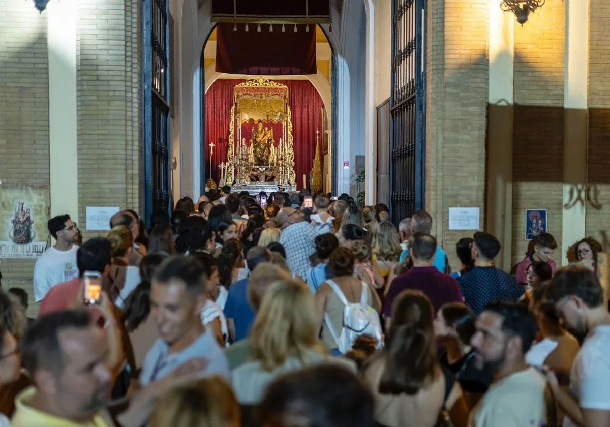 Multitud a las puertas de la capilla del Calvario para ver a la Virgen de la Bella de Lepe