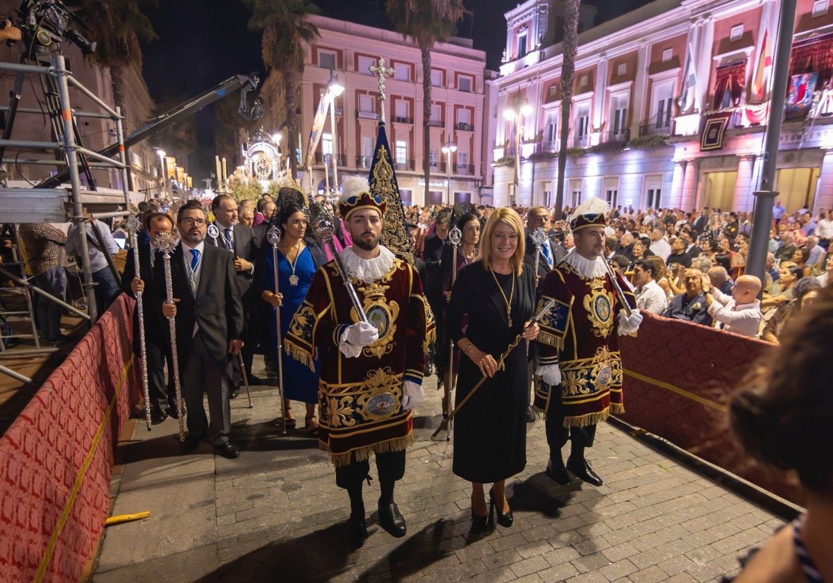 La alcaldesa de Huelva, delante la de la comitiva de la Virgen de la Cinta