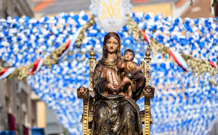 Imagen principal - Magna Mariana de Huelva: La Virgen de la Bella ya surca las aguas camino de su pueblo de Lepe