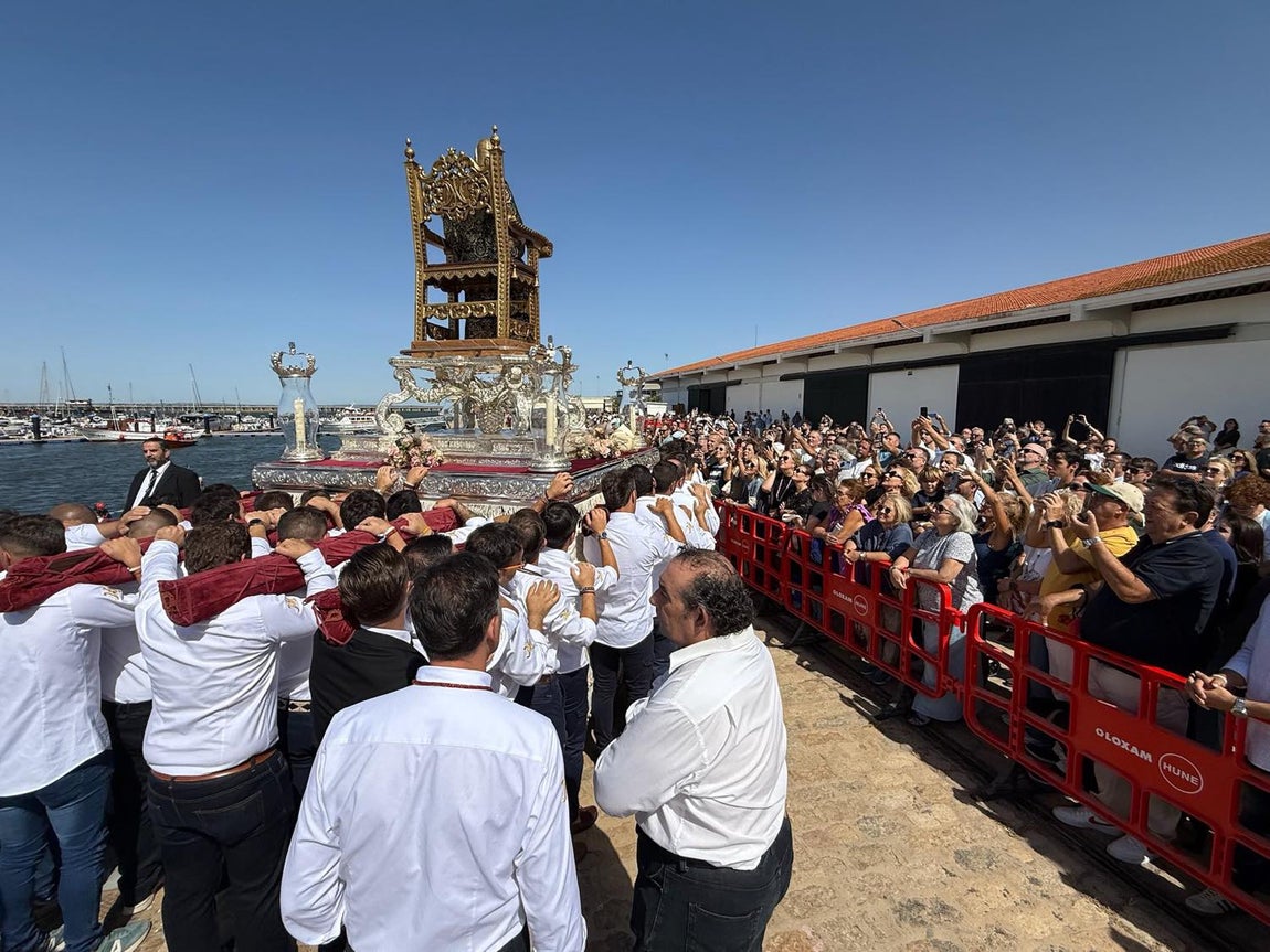 El regreso triunfal de la Virgen de la Bella a su hogar en Lepe, en imágenes