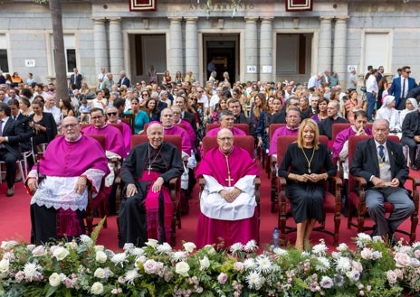 Imagen secundaria 1 - Autoridades a las puertas del Ayuntamiento durante la procesión Magna Mariana de Huelva