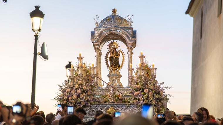 Numerosos fieles se agolparon en una plaza de San Pedro que se despedía también de la patrona