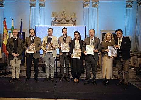 Imagen secundaria 1 - El presidente del Consejo de Hermandades, Antonio González, tomó la palabra en un acto con la presencia de muchas autoridades