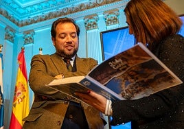 El CEO de Holycards, Juan Carlos Ramos Picchi contemplando la colección