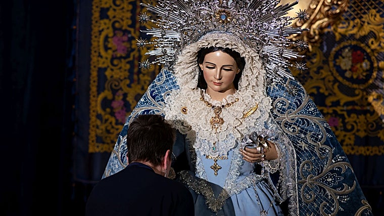 La Virgen de los Ángeles, titular de la Borriquita, en besamanos