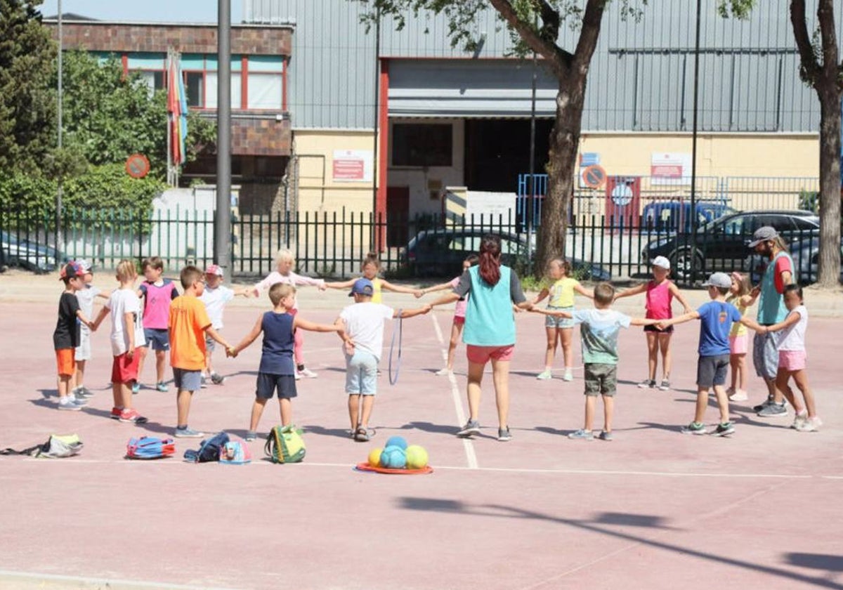 Alumnos al aire libre en un colegio