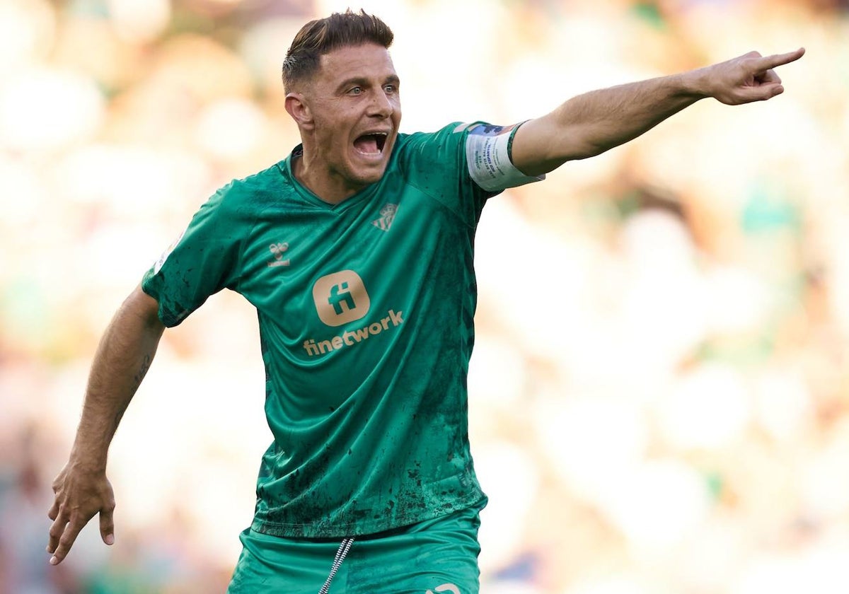 Joaquín en un partido en su etapa de futbolista en el Real Betis Balompié