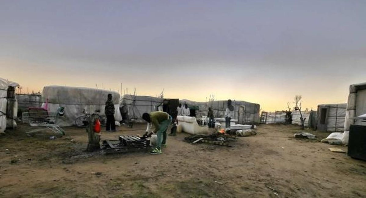 Inmigrantes en un asentamientos chabolista