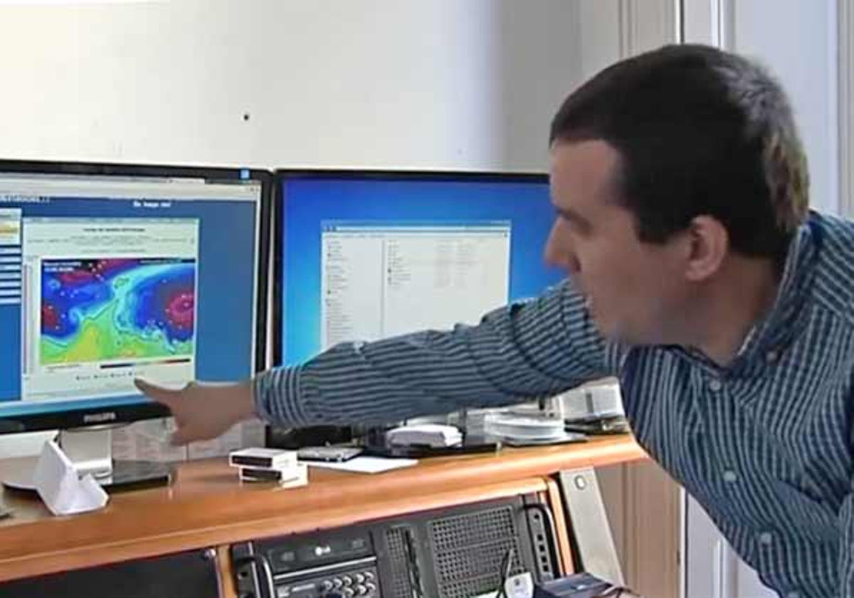 Daniel Zamora junto a un mapa del tiempo