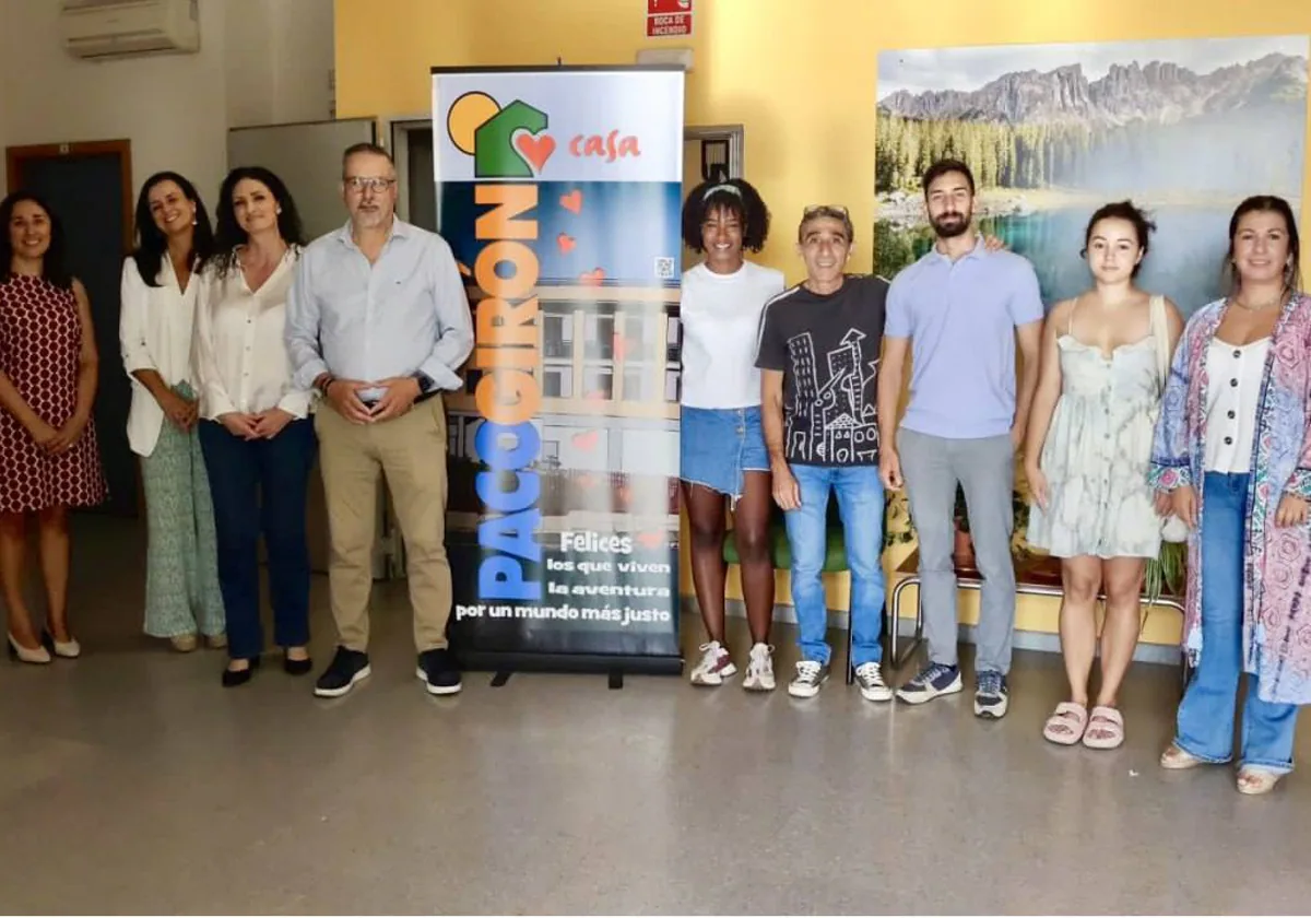 Los alumnos del programa solidario 'Alojamieno con corazón' en la Casa Paco Girón de Huelva