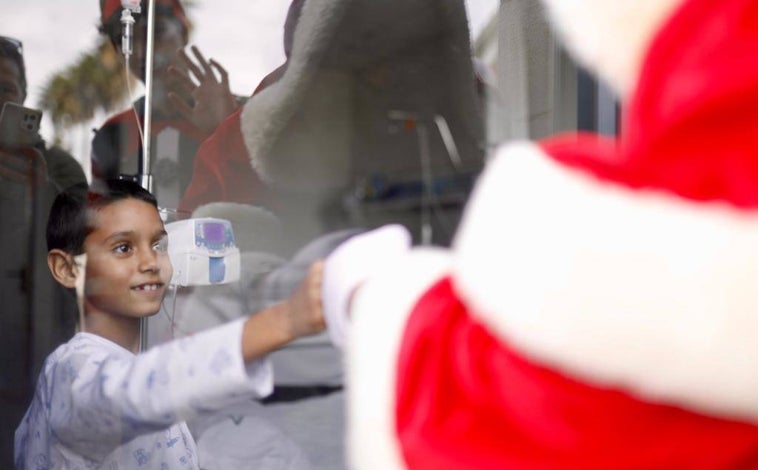 Imagen principal - La emotiva visita de Papá Noel al hospital Juan Ramón Jiménez