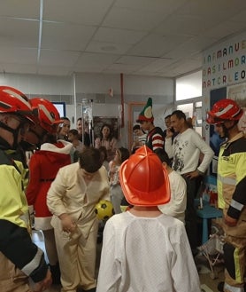 Imagen secundaria 2 - La emotiva visita de Papá Noel al hospital Juan Ramón Jiménez